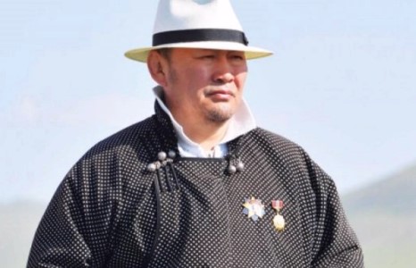 Ерөнхийлөгч ажилдаа алхаж явна