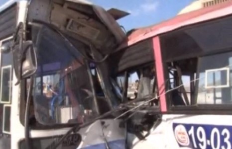 Автобус хоорондоо мөргөлджээ