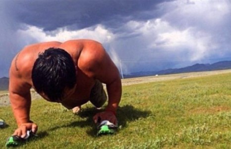 Их Британий METRO сонины сайт Монгол улсын ерөнхийлөгчийг “хамгийн булчинлаг төрийн тэргүүн” гэжээ