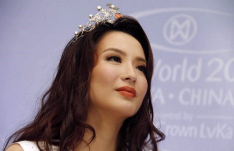 Нүцгэлэх дуртай охидод миссийн титэм “хүндэднэ”