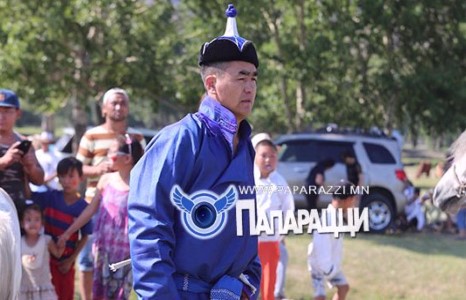 Хөмсөг Норов наадамлаж явна