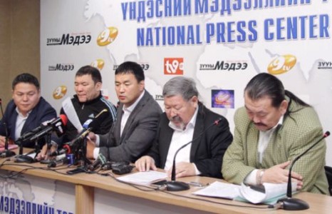 А.Сүхбат, Ү.Хүрэлбаатар нар бөхийн өргөө рүү дайран оржээ