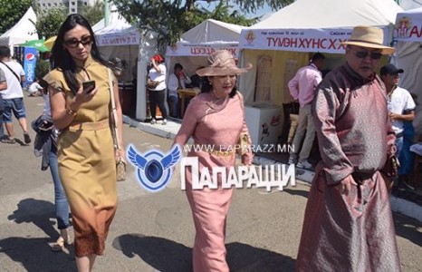 Ээ бурхан минь ээжийгээ л дуурайгаагүй байгаасай