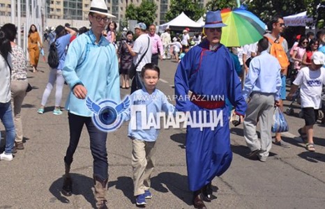 Хоёр хүүгээ дагуулаад сайхан баярлаж явна