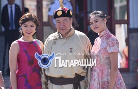 Батлан хамгаалахын сайд баки охидтойгоо наадамлаж явна.