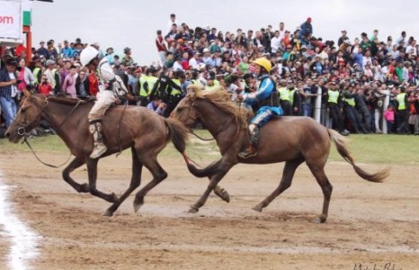 Уяачид өнөөдөр наадамлана