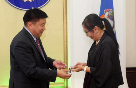 Газраа барьцаалсан эхний иргэн байрны түлхүүрээ гардлаа