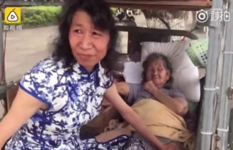 Настай ээжийнхээ төлөө нас барсан дүүгийнхээ дүрд тоглодог залуу