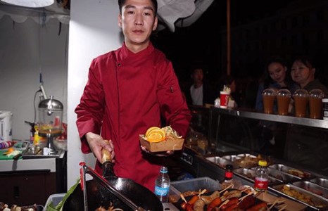 Викус рестораны мастер тогооч Бат-өлзийгийн хоол Гэрэлт гудамжыг байлдан дагуулж байна