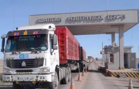 Хятадууд зохиомол дараалал үүсгэж, монгол залуус 35 хэмийн халуунд дугаарлан зогсож байна