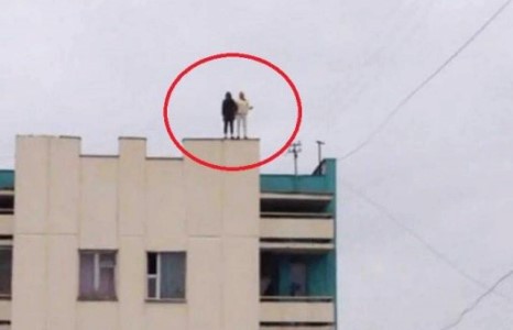 Байшингаас үсэрсэн хоёр охин сэхээн амьдруулах тасагт эмчлүүлж байна