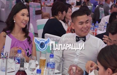 Нялх амрагтайгаа жаргаж явна