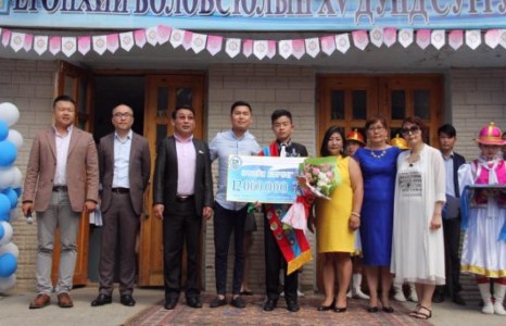 Яруу найрагч Р.Чойномын зээ хүүд Отгонтэнгэр Их сургууль сургалтын төлбөрийн тэтгэлэг олгосон байна