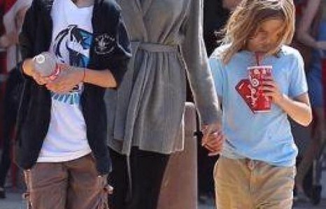 Жоли охидоо эрэгтэй хүүхэд шиг хувцаслаж байна гэж шүүмжлүүлэв