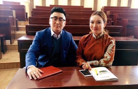 Сураг тасарсан дуучид сургуулийн ширээнд хамтдаа