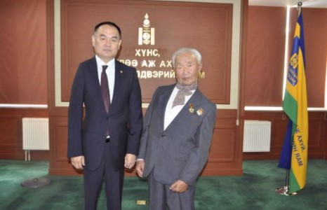 ХХААХҮ-ийн сайд П.Сэргэлэн Хөдөлмөрийн баатар П.Дамдинд хүндэтгэл үзүүллээ
