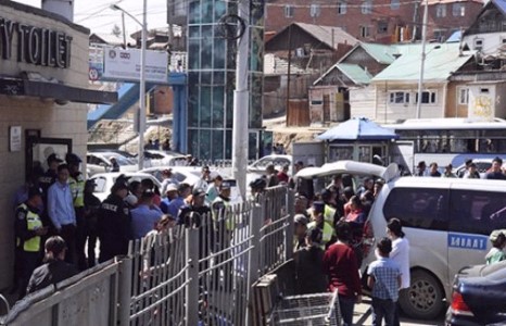 Бөмбөгөрийн худалдаачид жимс, ногоогоо нийтийн бие засах газар хадгалж байжээ