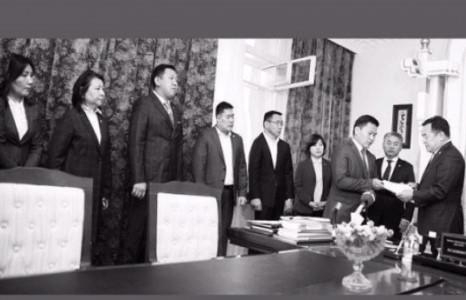 Засгийг огцруулах бичиг замдаа саатах вий