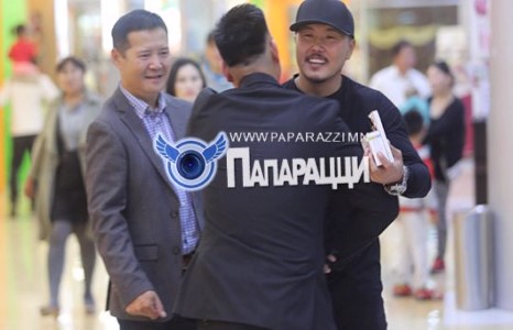 Жүжигчин Баярбат үс ноосноосоо салжээ