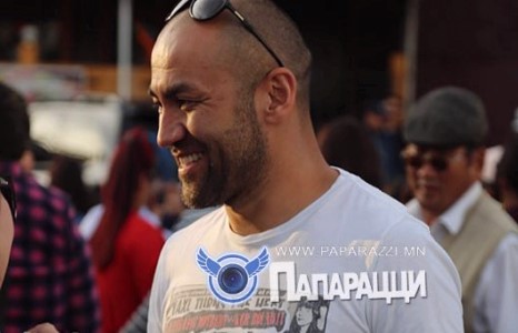 Холливуд Оргил юу хийж явна