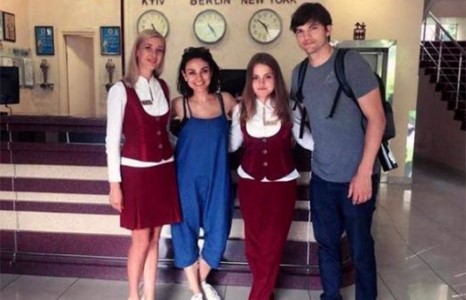 Мила Кунис нутагтаа очжээ