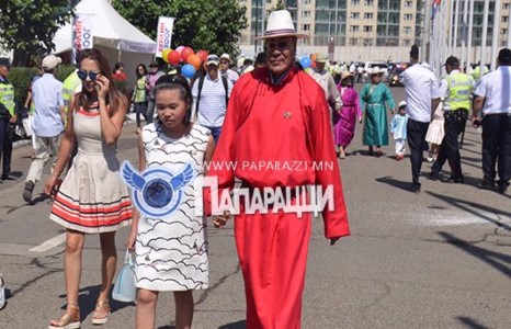 Өөрийнхөө жижигхэн хувилбарыг хөтлөөд явж байна