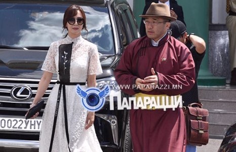 Залуухан гэргийгээрээ чимүүлээд л явж байна