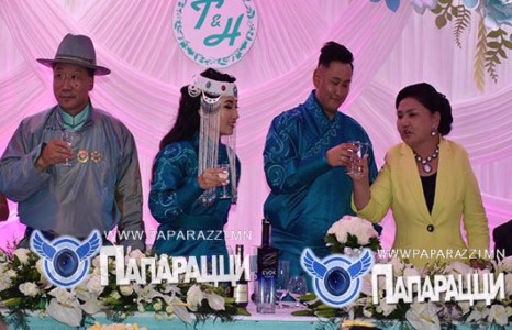 Сайд ганц хүүгийнхээ хуриман дээр юутай сууж байгаа нь энэ вэ? 