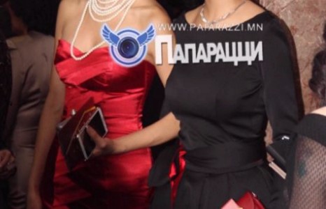 Баян Базараагийн нялх гэргий хувийн онгоцоор зугаалж явна