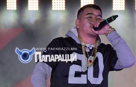 Алтаар гоёсон реппер залуу