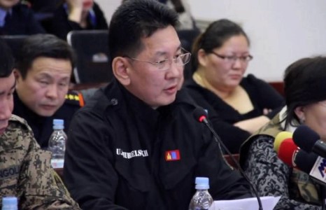 Шадар сайд У.Хүрэлсүхийг дагаснаа гэрчилсэн залуусыг саатуулжээ