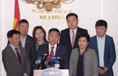 Хоёрдугаар ээлжнийхэн хоолоо хүлээж байна