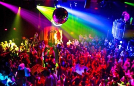 Хөлчүү оюутнуудын хөлд дарагдсан шөнийн цэнгээний газрууд