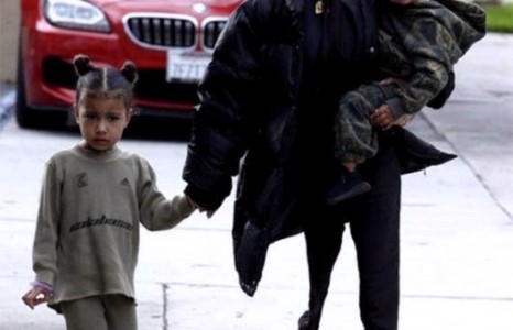 Ким Кардашьяны охин дүүгээ ад үздэг