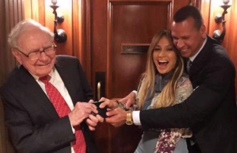 Женнифер Лопез хайрандаа сэв суугаагүй гэдгээ нотолсоор