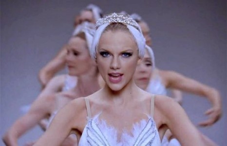 Тэйлор Свифтийг шүүхэд өгчээ