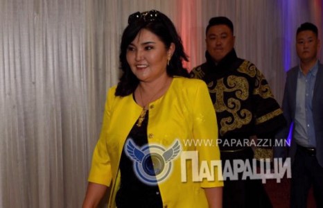 Нэвтрүүлэгч Цовоо ганцаараа явж байна