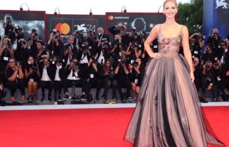 Женнифер Лоуренс Венецийн кино наадмын улаан хивсний ёслолыг чимлээ