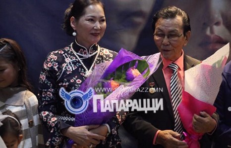 Жүжигчин Эрдэнэчимэг гарын шавь нараа бэлдээд завгүй байгаа