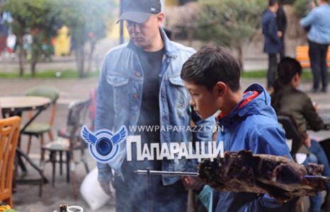 Түүний нүд, хамар сайхан хоолыг андахгүй