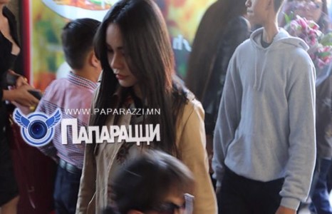 Хүрлээгийн охин охидод сургаалын үг хэлж явна