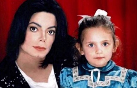 Майкл Жексоны охин нүцгэлжээ