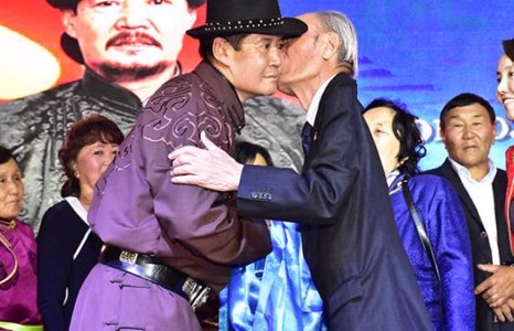 Золбоотын гавьяатын цолыг нутгын зон олон нь 25 ширхэг хундан цагаан хониор мялаалаа