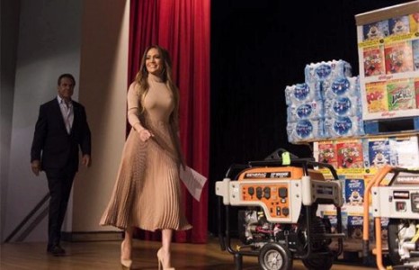 Женнифер Лопес нэг сая долларын хандив өргөв