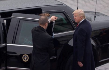 Трампын цуваанд зам тээврийн осол гарчээ