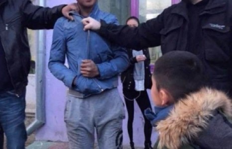 Арван настай хоёр охиныг дээрэмдэхийг завджээ