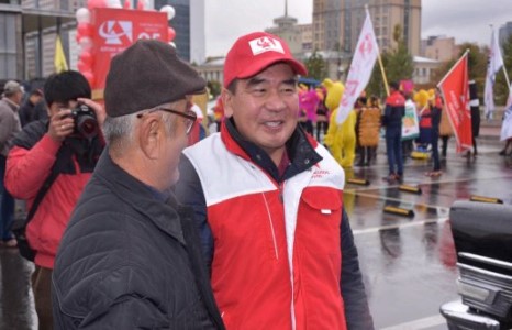 Өөрт байгаа зүйлээрээ олон түмнийг баярлууллаа