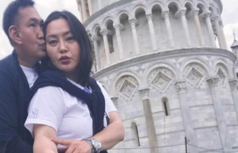 Жүжигчин Ундармаа: Аав ээжийн эрхийн тэнэг охиныг алган дээрээс нь өөрийн алган дээрээ авч буулгахгүйгээр үргэлж илж эрхлүүлж байдаг хань минь