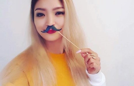 Дуучин Халиунаа гурван хөөрхөн бэрдээ баяр хүргэлээ