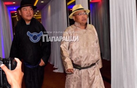 Маск-ын боссууд байна хар даа